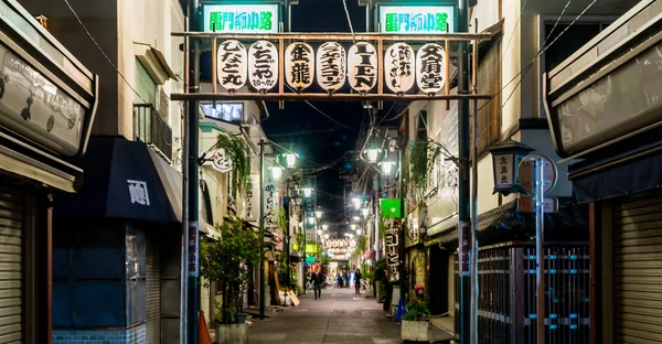 La strada piena di ristoranti e cibo nella zona di asakusa . — Foto Stock