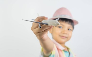 Harekete hazır bir oyuncak uçak üzerinde beyaz izole tutan çocuk