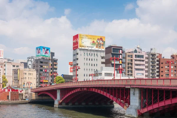 Asakusa zone commerçante vue depuis le pont rouge . — Photo