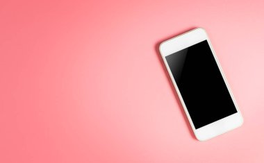 Beyaz smartphone ve pembe kopya alanı boş ekran