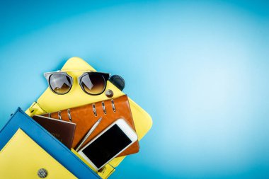 Kadınlar çanta ve Aksesuar mavi kopya alanı üzerinde seyahat.