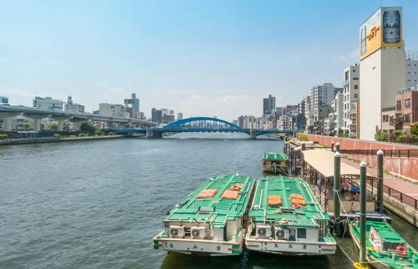Bateaux fluviaux accostent du côté de la rivière Sumida . — Photo