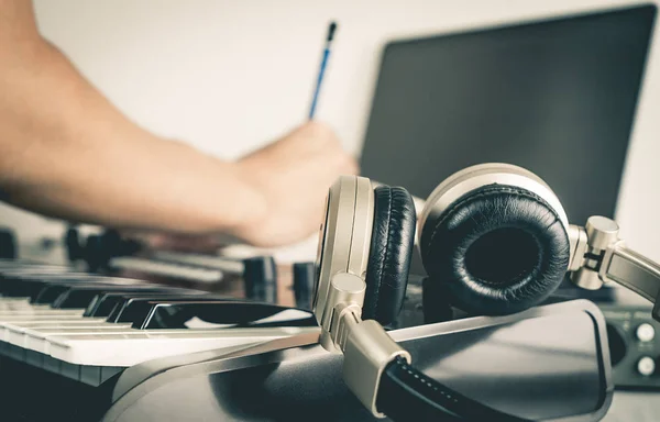 Músico está escribiendo canción en el ordenador del estudio en casa —  Fotos de Stock