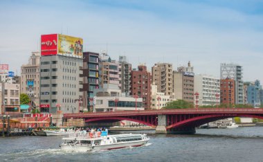 Turist su otobüsü Asakusa kırmızı köprü altında gidiyor.