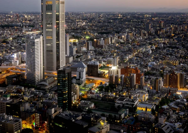 Shinjuku arranha-céus vista aérea iluminar à noite — Fotografia de Stock