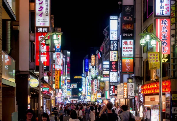 Des panneaux publicitaires s'allument la nuit dans la rue Shinjuku . — Photo