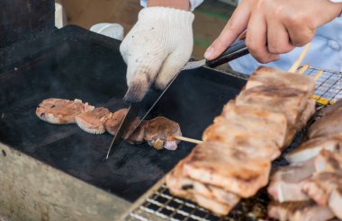 Japon domuz dil Barbekü tava üzerinde yemek pişirme