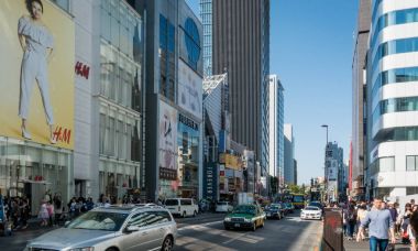 insanlar alışveriş caddesi Harajuku yürüyor.