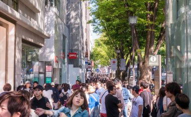 insanlar alışveriş caddesi Harajuku yürüyor.