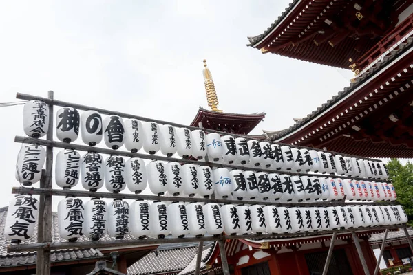The paper lanterns stand in Sensoji Shrine. — Stock Photo, Image