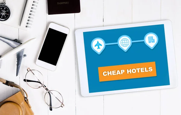 Hotel barato pesquisa on-line aplicativo de agência de viagens em tablet — Fotografia de Stock