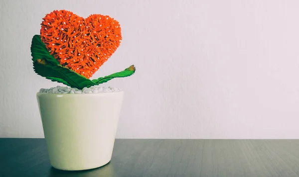 Pote vermelho da flor do coração no espaço da cópia da tabela — Fotografia de Stock