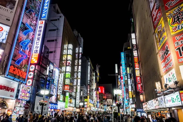 Les gens voyagent en Shinjuku Shopping district . — Photo