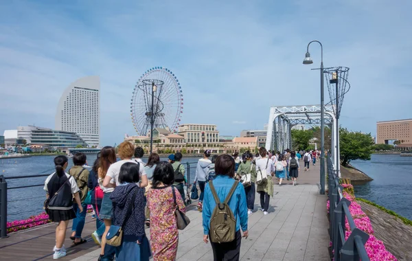 Les gens entrent dans la grande roue de Yokohama . — Photo