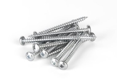 Metal vida tırnak üzerinde beyaz izole demet