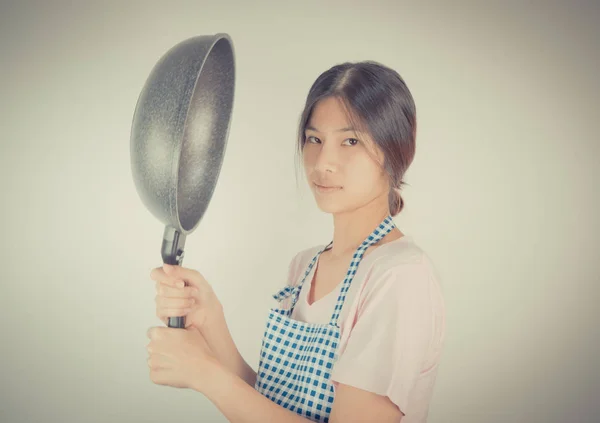 Angry house wife is holding big pan ready to hurt husband — Stock Photo, Image