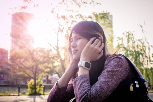 Chica sentada en el parque con la luz del sol concepto futuro — Foto de Stock