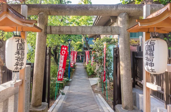 The Stone gate passage for Toshogu shrine in Ueno park. — Stock Photo, Image