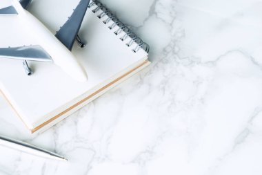 Günlük defter kopya alanı ile seyahat blogger için uçakta