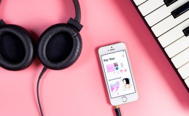 Müzisyen iphone Apple müzik dinliyor.