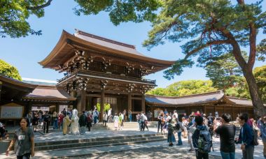Turist Meiji Tapınağı resmini alıyor.