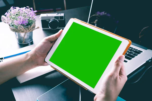 Fotógrafo Diseñador gráfico está sosteniendo mesa balnk maqueta — Foto de Stock