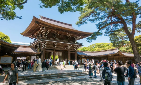 Il turista sta fotografando il Santuario Meiji . — Foto Stock