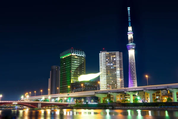 Tokyo Skytree ve Asahi bina olduğunu sakin gece. — Stok fotoğraf