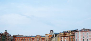 Avrupa Akdeniz binalar gökyüzü ile yer kopyalayın