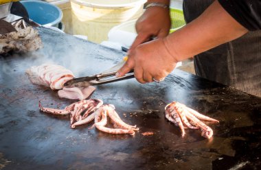 Şef Izgara ahtapot üzerinde sıcak tava pişirme