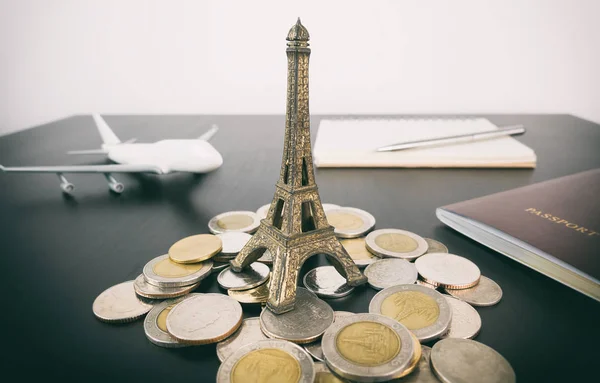 Spara pengar att resa till Paris semesterresa — Stockfoto
