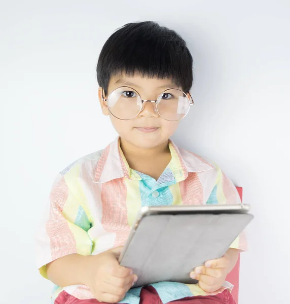 Criança Asiática É Desfrutar De Vício De Computador E Internet
