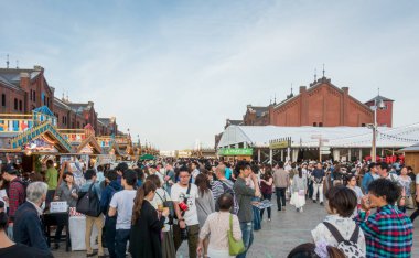 İnsanlar Bira Festivali Yokohama kırmızı tuğla depoda içine yürüyor.