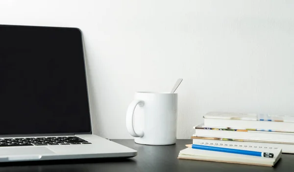 Estudiante, mesa de trabajo de oficina con libro de café y portátil con espacio para copias en blanco — Foto de Stock