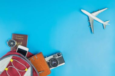 Backpacker seyahat aksesuarları uçak sinek ile mavi geçmek