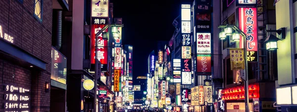 La gente viaggia nel quartiere dello shopping di Shinjuku . — Foto Stock