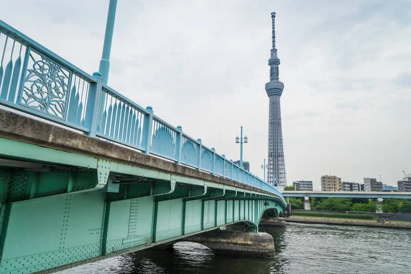 Pont en métal traversant la tour Skytree de Tokyo . — Photo
