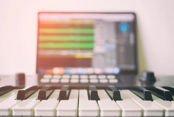 Musik-Tastatur mit Computer läuft daw Musik-Produktionsprogramm. — Stockfoto