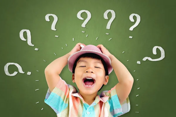 Asiático menino é tão confuso que ele gritando — Fotografia de Stock