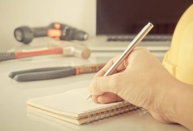 İnşaat işçisi Ofis Masası üzerinde not alma