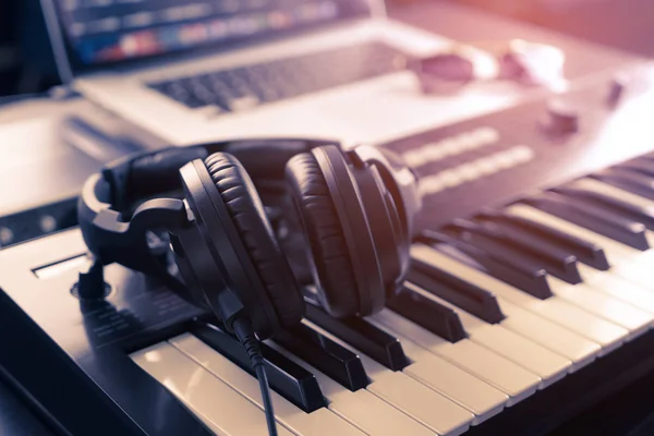 Ev müzik stüdyo klavye üzerinde siyah kulaklık — Stok fotoğraf