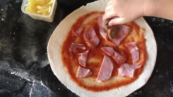 Kinderen maken zelfgemaakte pizza koken tabel bovenaanzicht — Stockvideo