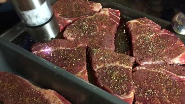 Şef baharat ve pices biftek biftek üzerine koyuyor — Stok video