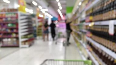 Tüketicilerin alışveriş sepeti üzerinden süpermarkette bulanık atış 
