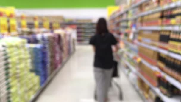 Asiatique Les gens font du shopping au supermarché — Video