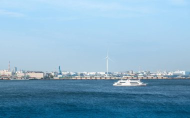 Bangkok, Tayland - 6 Mayıs 2017: Yolcu gemisi Yokohama koyda seyir.