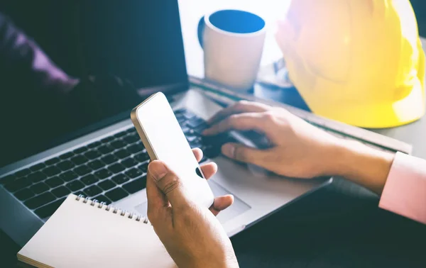 İnşaat mühendisi iş adamı kullanarak telefon müşteri ofis iletişim için.
