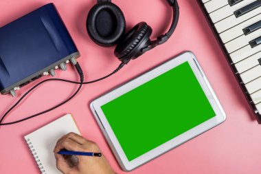 Söz yazarı müzisyen müzik üretmek için tablet kullanma.