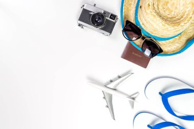 Yaz tatil seyahat aksesuarları ve beyaz arka plan üzerinde moda