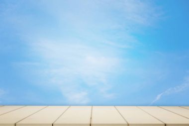 Ahşap krem raf ile gökyüzü arka plan görüntüleme